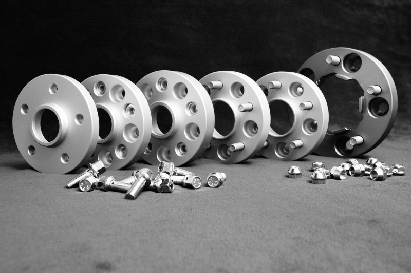 The Benefits of Wheel Spacers for GMC Sierra 1500